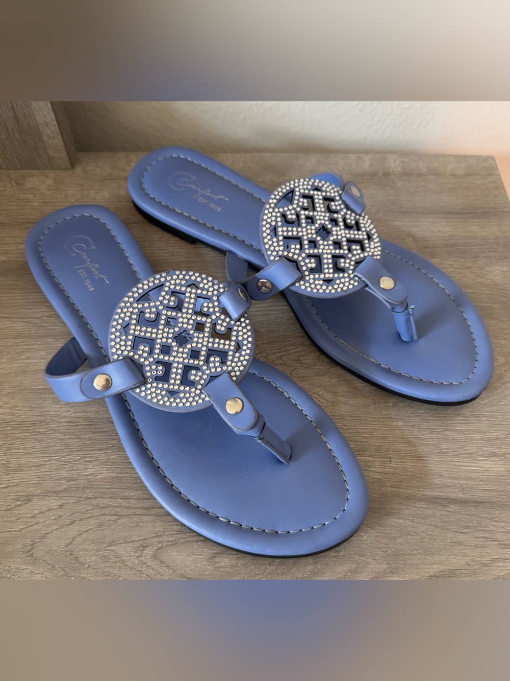 Comfort EST. 1946 casual thong sandals (featuring a toe post and T-strap design)